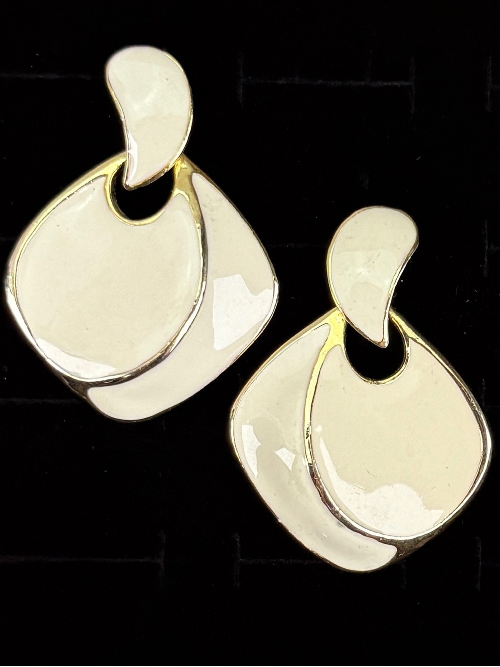 Vintage goldtone, cream enamel cloisonné pierced ear earrings